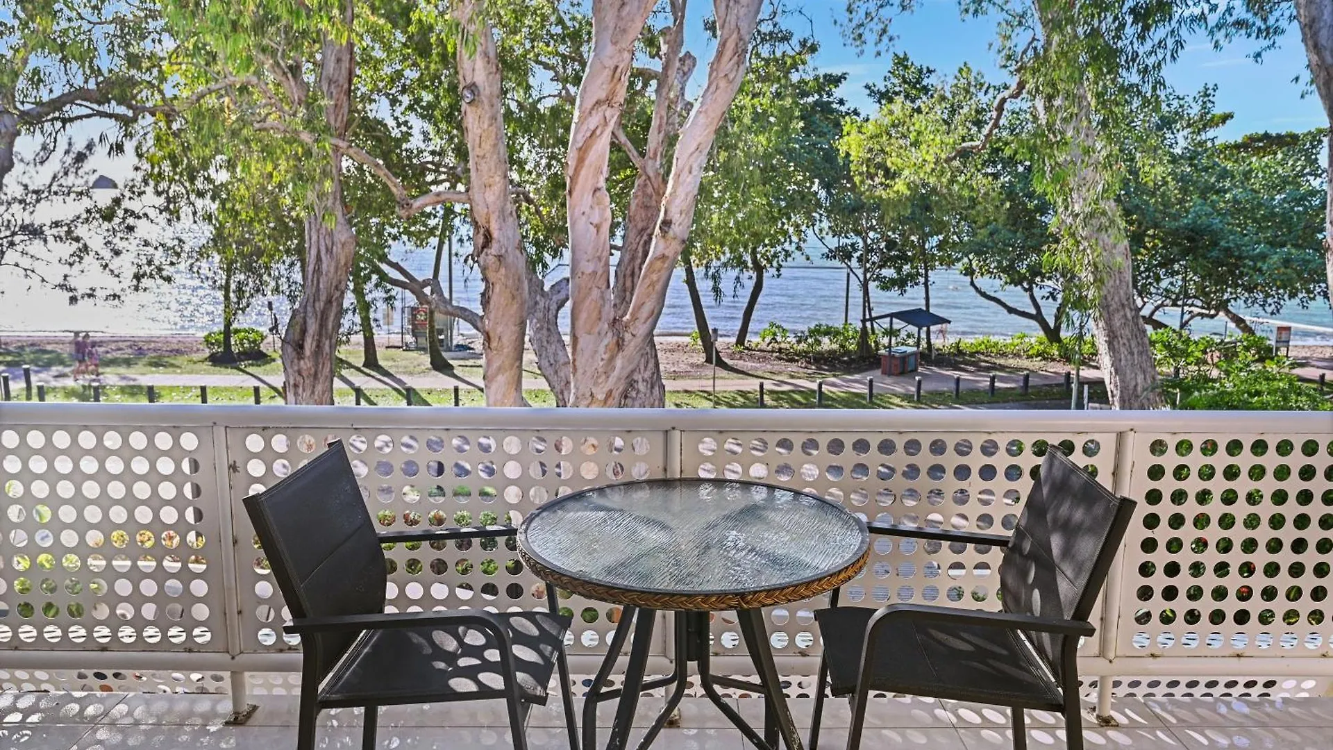 Lägenhetshotell Marlin Waters Beachfront Apartments Palm Cove
