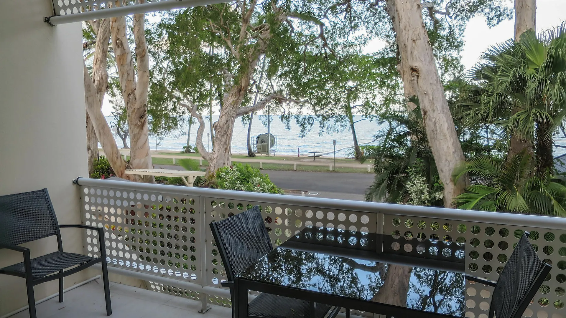 Lägenhetshotell Marlin Waters Beachfront Apartments Palm Cove